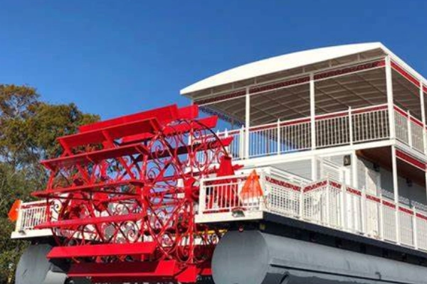 Dora Queen paddlewheeler on Lake Dora