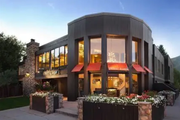 A cozy room with a mountain vibe at Hotel Aspen