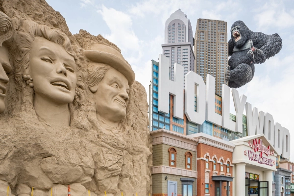 The giant King Kong figure on the Hollywood Wax Museum building