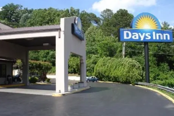 A clean and simple room at the Days Inn Chattanooga