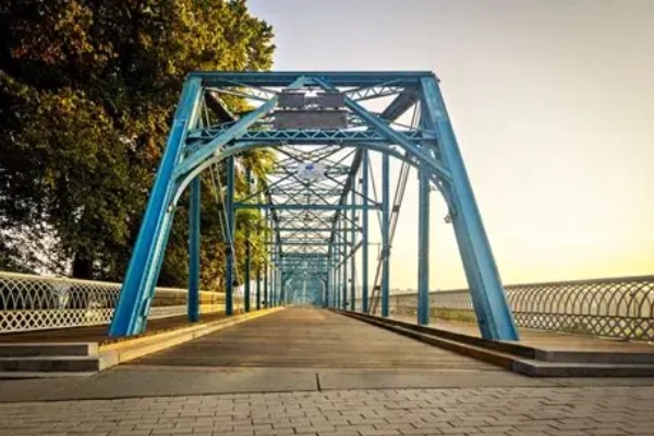People walking on the Walnut Street Bridge over the Tennessee River