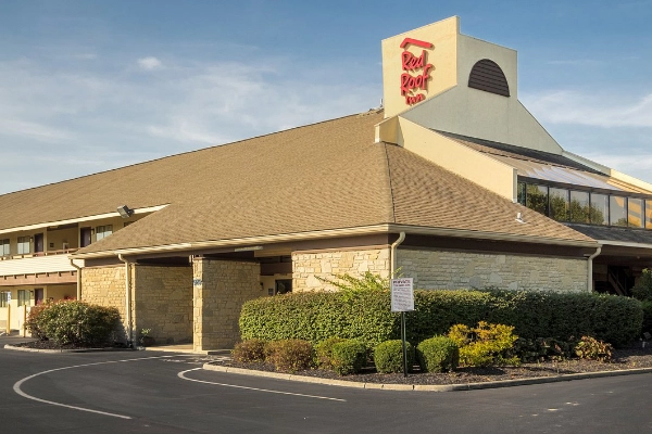 A simple, clean room at the Red Roof Inn Columbus