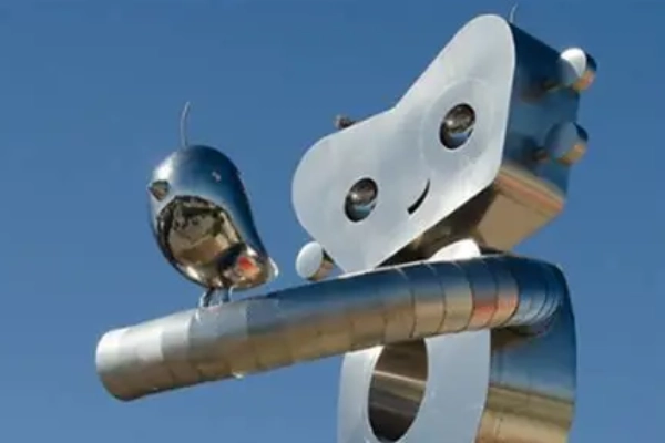 One of the giant Traveling Man robot sculptures in Deep Ellum
