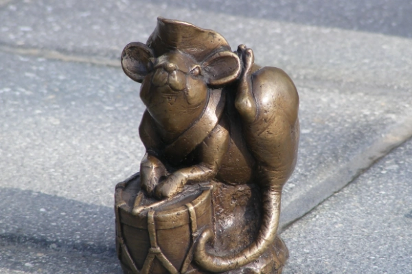 A bronze mouse statue from the Mice on Main scavenger hunt