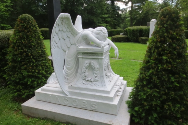 A weeping angel statue at the Lexington Cemetery