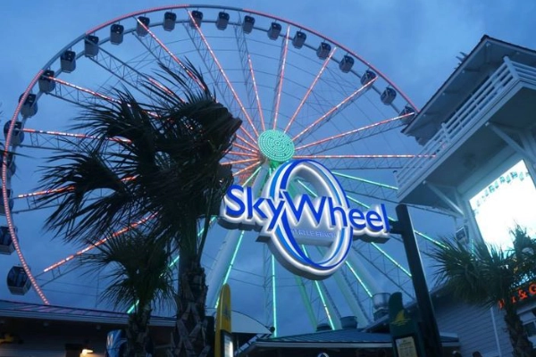 The Myrtle Beach SkyWheel lit up at night