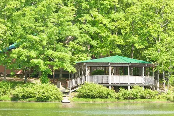 A wooded campsite at the Natchez Trace RV Campground