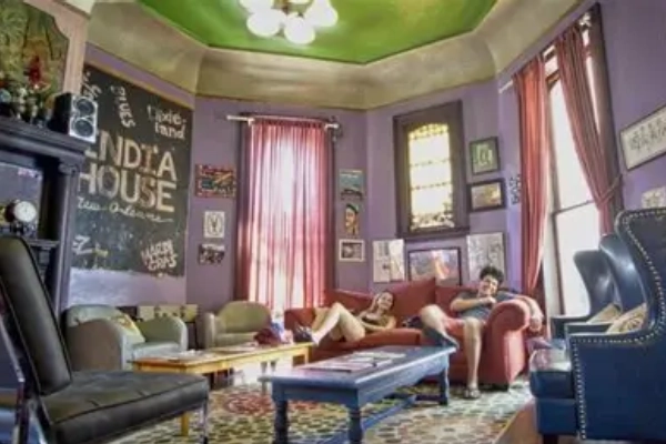 A clean, simple dorm room at the India House Hostel