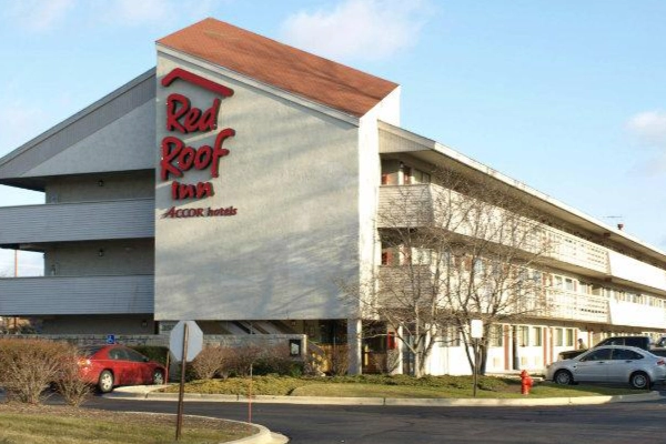 A clean and simple room at the Red Roof Inn Peoria