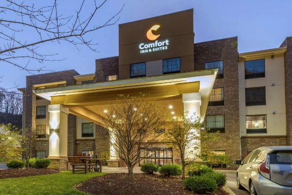 A simple, clean room at the Comfort Inn Pittsburgh