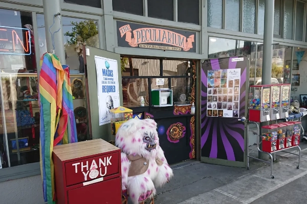 Alien-themed quirks at The Freakybuttrue Peculiarium