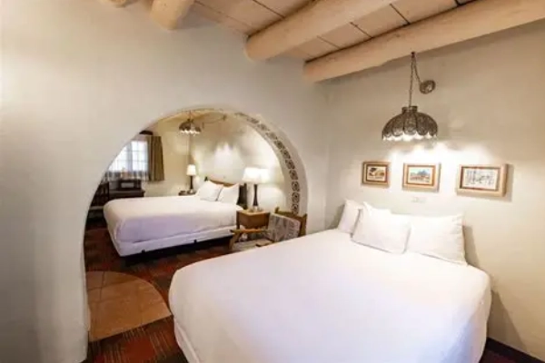 A simple, Southwestern-style room at the Sagebrush Inn
