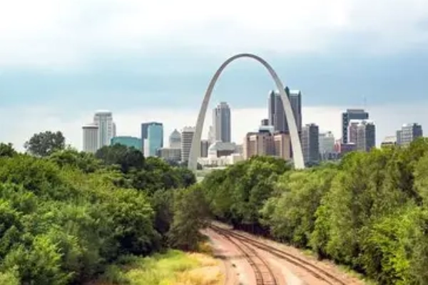 An RV parked with a view of the Gateway Arch