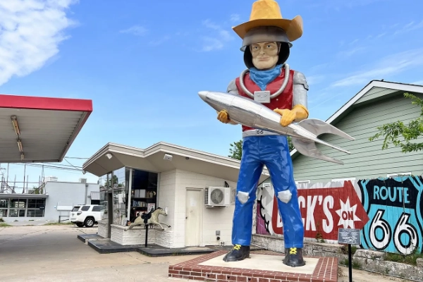 The quirky muffler man statue at Buck Atom’s Cosmic Curios on 66