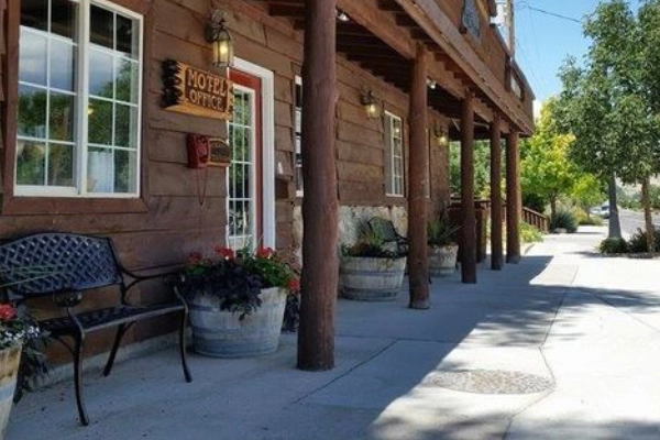 A simple cabin at Bryce Pioneer Village