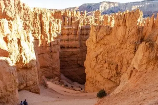 The quirky Thor’s Hammer rock formation on the Navajo Loop Trail