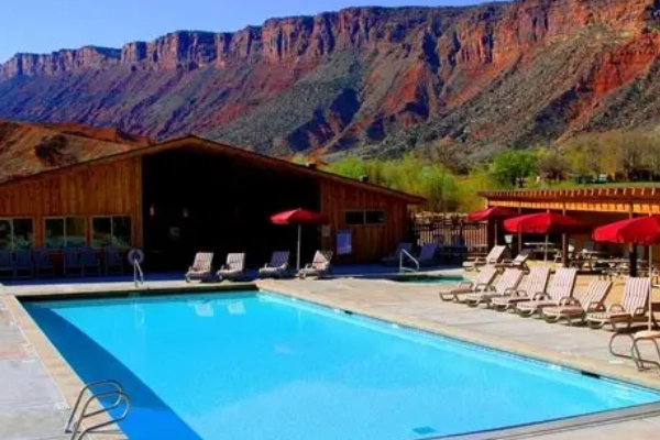 A luxurious lodge with views of the red rocks near Moab