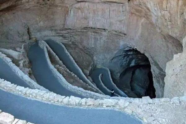The steep descending trail of the Natural Entrance