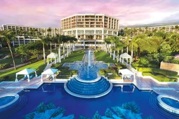 A luxurious suite with an ocean view at Hotel Wailea