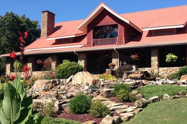 The cozy and romantic Hilltop Manor Bed & Breakfast