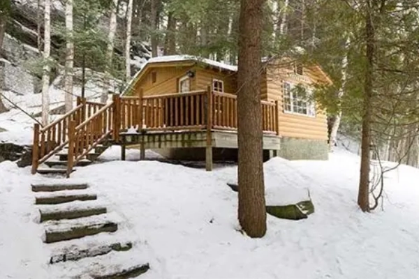 A comfortable room at Cedar Grove Lodge