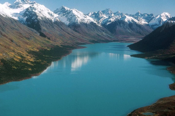 A stunning view of Twin Lakes with glaciers and volcanic peaks