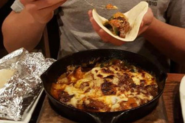 A sizzling plate of fajitas at El Mazatlán