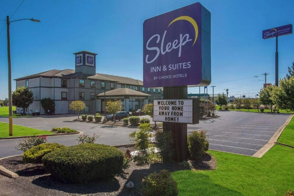 A reliable room at the Sleep Inn & Suites in Cave City