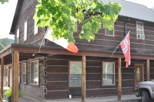 A rustic and comfortable inn in the town of Marblemount