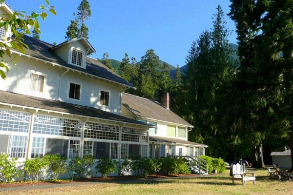 An elegant lakeside lodge with white-tablecloth charm