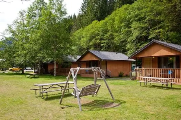 A cozy resort nestled in the forest with access to hot springs