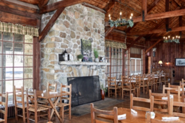 A rustic and cozy lodge close to the action in the park